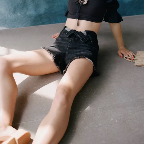 URBAN OUTFITTERS - BDG Foldover V-Front Denim Short - NWT (size 31) - Picture 13 of 13